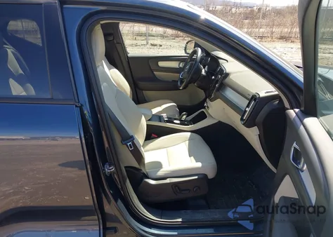 2021 Volvo Xc40 T5 Momentum z USA, uszkodzony, nr VIN YV4162UKXM2396438